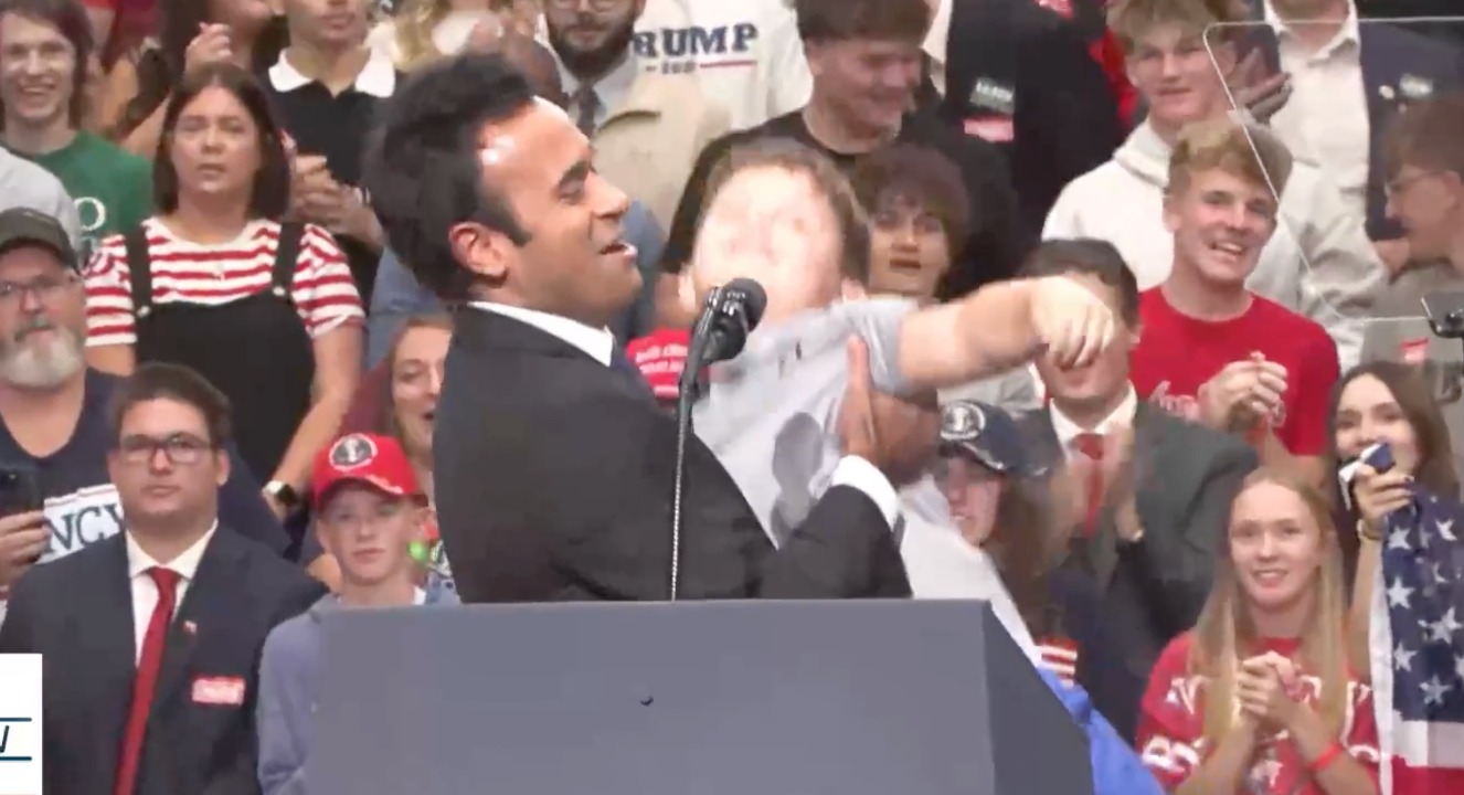 Ohio Republican gubernatorial hopeful Vivek Ramaswamy tries and fails to pick up a small child at rally