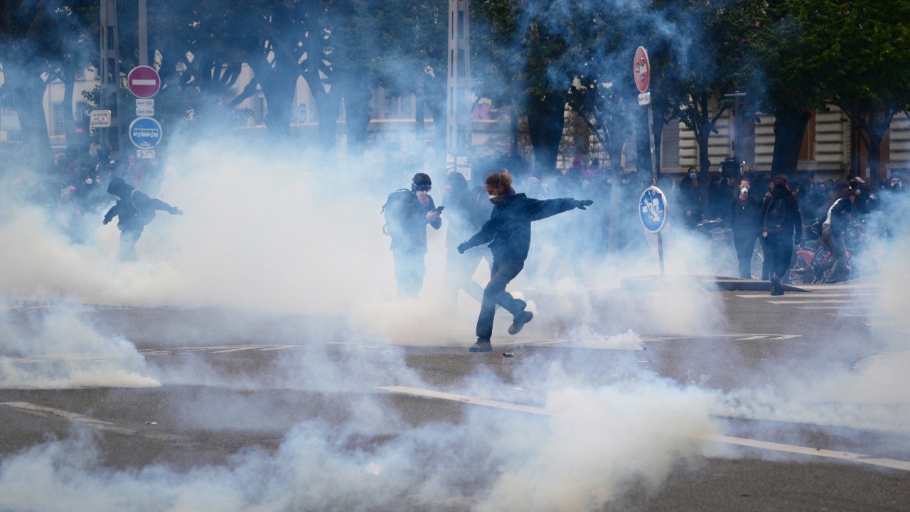 Police use tear gas on French protesters marching in Lyon