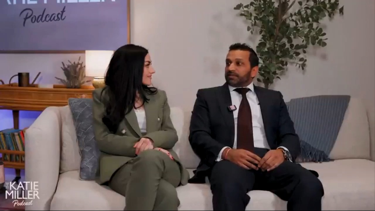 Alexis Wilkins and FBI Director Kash Patel talk about being 'long distance'.mp4