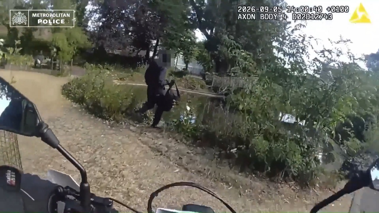 Bungling ‘phone thief’ jumps into shallow pond to try and flee police ...